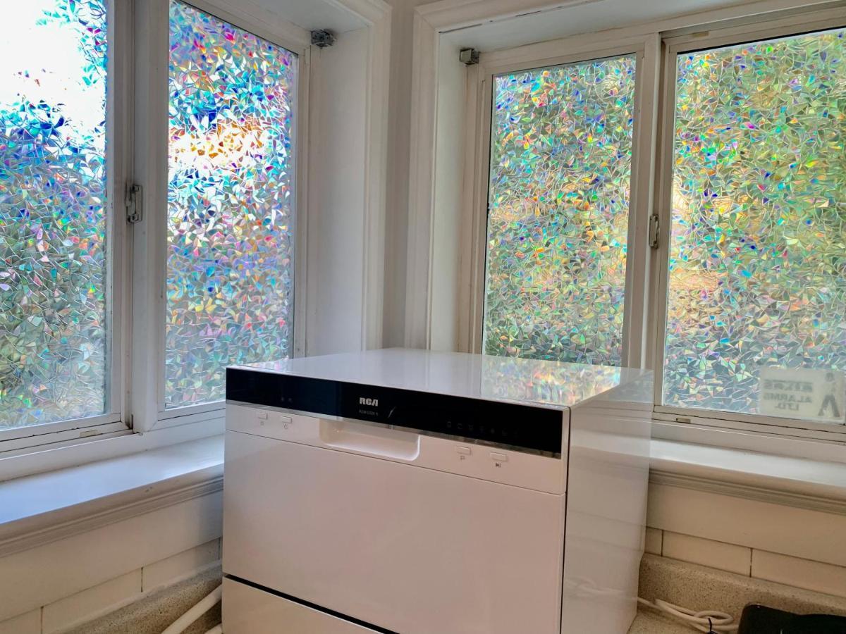 One Bedroom Queen Bed Sharing Washroom In Tiger Sweet House License## 列治文 外观 照片